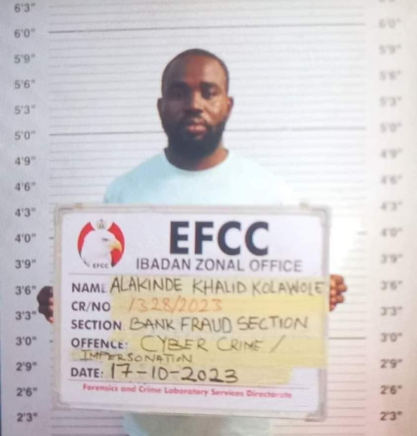 ALT="EFCC Operatives held hostage by students of Oyo college"